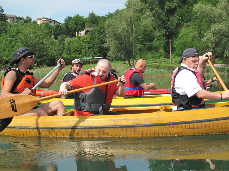 IN CANOA SUL LAGO